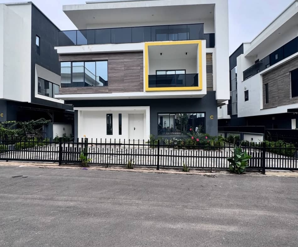 6 Bedroom Fully Detached Duplex with BQ in Guzape Abuja Mini Estate with Pool & Gym10