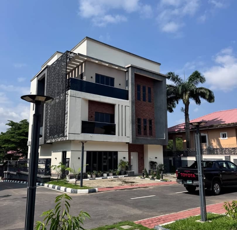 Luxury 5-Bedroom Detached Homes with Elevators & Rooftop Terraces – Utako, Abuja